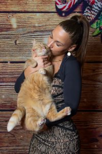Femme et son chat en studio photo