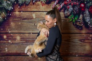 Femme et son chat qui posent pour Noël