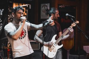 Chanteur et bassiste en concert