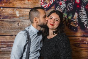 Homme faisant un bisou sur la joue à sa femme