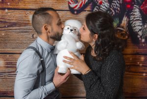 Couple faisant un bisou sur la peluche
