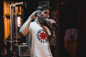 Photo du chanteur pendant un concert
