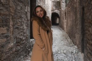 Femme avec un manteau long beige