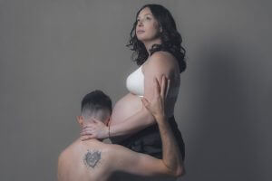 Photo d'un couple pour grossesse en studio