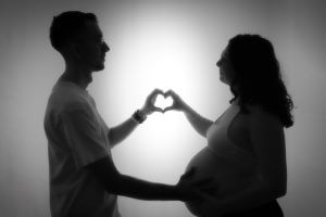 Couple faisant un coeur avec les mains