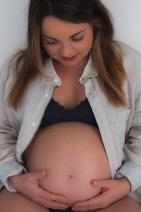 Femme enceinte de face