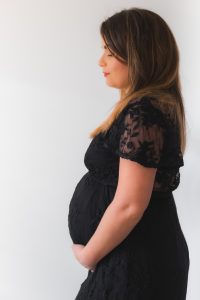 Femme enceinte avec une robe noire
