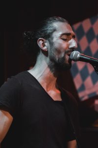 Photo du chanteur et bassiste