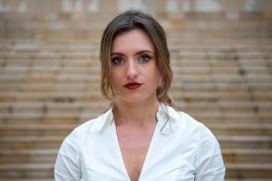Photo de face avec des escaliers derrière