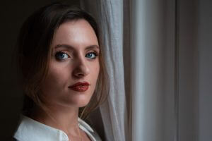 Portrait proche de la fenêtre