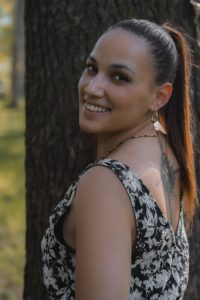 Photo portrait avec un arbre derrière