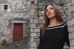 Portrait avec un femme qui regard au loin