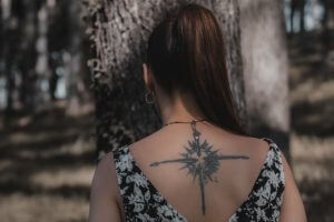 Photo d'une femme de dos avec un tatouage
