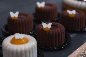Petits gateaux avec des papillons en décoration