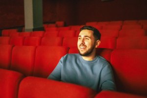 Personne regardant un film au cinéma