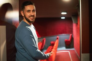 Personne accueillant dans la salle de cinéma