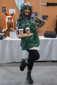 Jeune femme déguisée en Starbucks