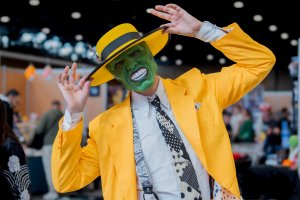 Homme déguisé en The Mask
