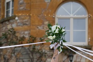 Bouquet de la mariée en l'air pour la cérémonie des rubans