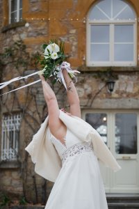 La mariée qui coupe les rubans