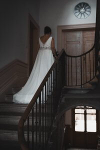 La mariée de dos dans l'escalier