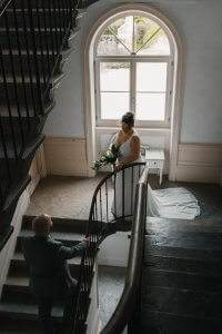 Les mariés dans l'escalier du hall
