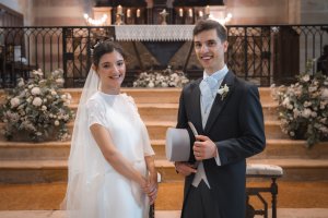 Les jeunes mariés à l'intérieur de l'église