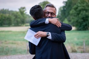 Embrassade des deux papas