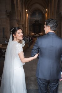 Le papa et la future mariée à l'entrée de l'église
