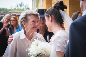 L'émotion de la grand-mère voyant sa petite fille se marier