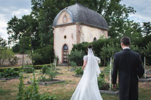 Les jeunes mariés qui se dirigent vers la chapelle