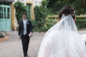 La jeune mariée et son frère qui arrive au loin
