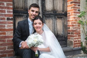 Le couple assis devant la petite chapelle