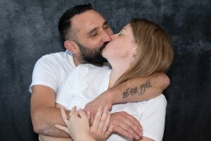Couple s'embrassant