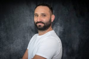 Portrait d'une homme regardant l'objectif - fond bleu-gris