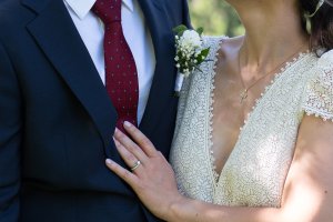 Aperçu de l'alliance de la mariée sur le costume du marié