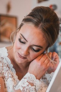 La mariée enfilant ses boucles d'oreilles