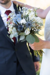 Le bouquet dans la main avec l'alliance visible