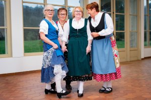 Femmes costumées qui sourient