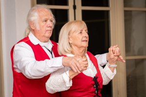 Couple dansant se tenant par les mains