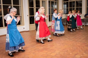 Danse folklorique en groupe tous en ligne