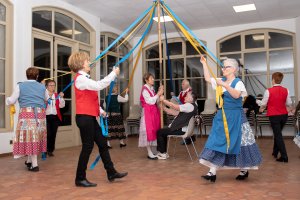 Danse folklorique avec le ruban