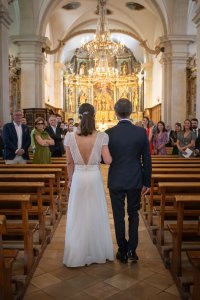 L'entrée dans l'égalise de la mariée aux bras du papa