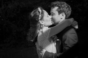Baiser d'amour des mariés en noir et blanc
