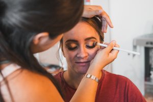 La mariée se fait maquiller