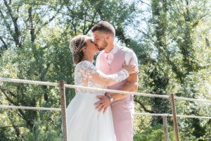 Le baiser des mariés sur le pont