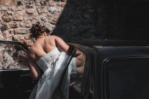 La mariée entrant dans la voiture