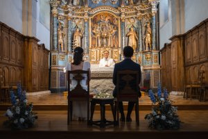Les mariés à l'église de dos