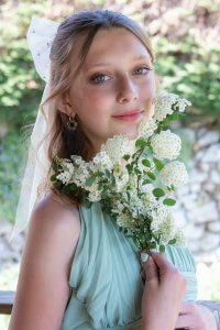 Portrait avec bouquet de fleurs