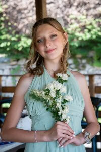 Portrait avec bouquet de fleurs de face